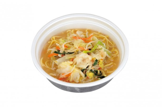 【写真を見る】あっさり鶏ガラスープと野菜が体に優しい「食物繊維入り麺使用 レンジタンメン」(498円)
