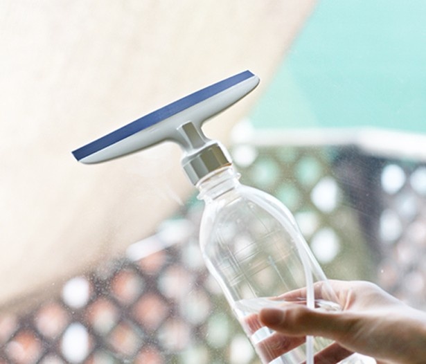 「ペットボトルウォッシュワイパー」（￥211）は水をかける手間をはぶくことで、出した水を拭きとるだけのお手軽設計！