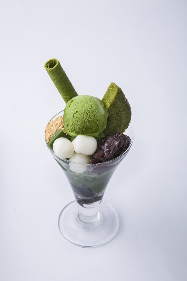 抹茶ゼリーや抹茶バウムクーヘンなど抹茶づくしの「宇治抹茶ぱふぇ和(なごみ)」(1383円)