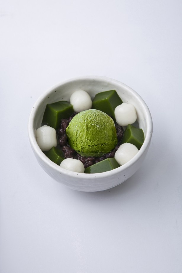 黒蜜をかけて食べる「宇治抹茶あいすあんみつ」(951円)
