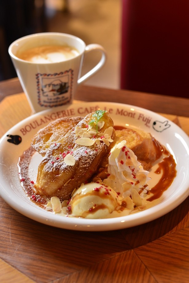 カフェ ブリオッシュでは、キャラメルソースをかけたフレンチトースト(800円)をはじめ本格的なスイーツが楽しめる