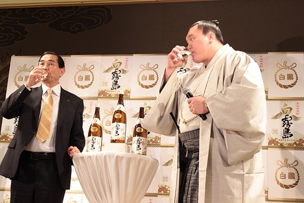 白鵬と霧島酒造の江夏拓三代表取締役専務が乾杯後に「白霧島」を飲んでいる様子