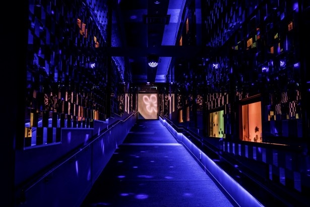 約5000枚の鏡空間に囲まれて万華鏡体験ができる｢クラゲ万華鏡トンネル｣(2015年1月12日まで開催)