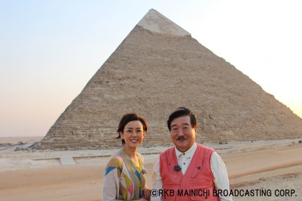 カフラーのピラミッド前に立つ吉村教授と秋本奈緒美