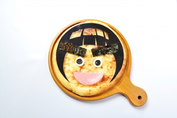 ロック・リーの顔を自分で完成させよう！「ロック・リーの福笑い風チーズカレーピザ」(1180円)