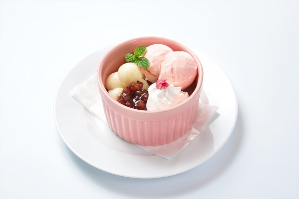 サクラが好きな白玉あんみつに桜風味のアイスクリームをトッピングした「サクラの白玉あんみつ」(680円)