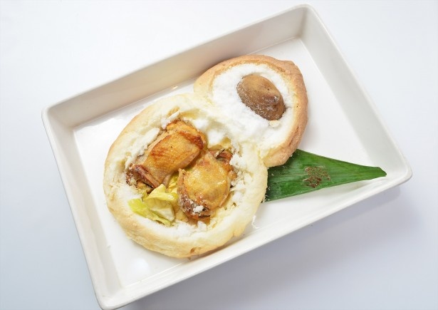 塩釜焼きで旨味を引き出したローズマリーチキンとポテト「我愛羅の砂窯焼」(1280円)はディナー限定(中身です)