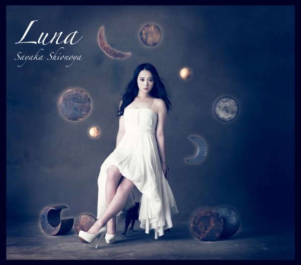12月10日に発売したファーストアルバム「Luna」。新曲5曲を含む全15曲収録