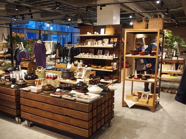 島根県・石見銀山に本店がある「gungendo」では、丁寧に作られた生活雑貨や服を販売する