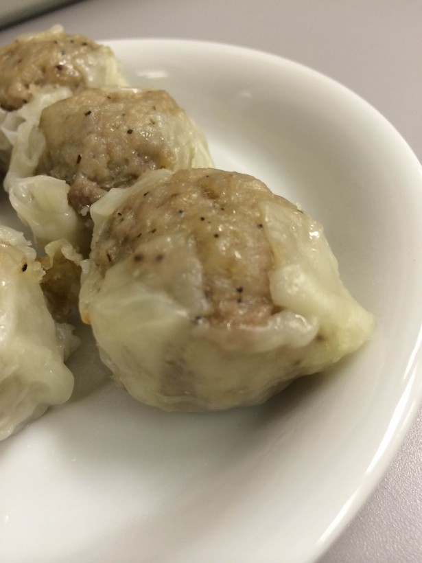 粗挽きの黒豚で食感、細挽きでジューシーさと、両方を楽しめるシウマイ。黒点の部分は黒コショウだ