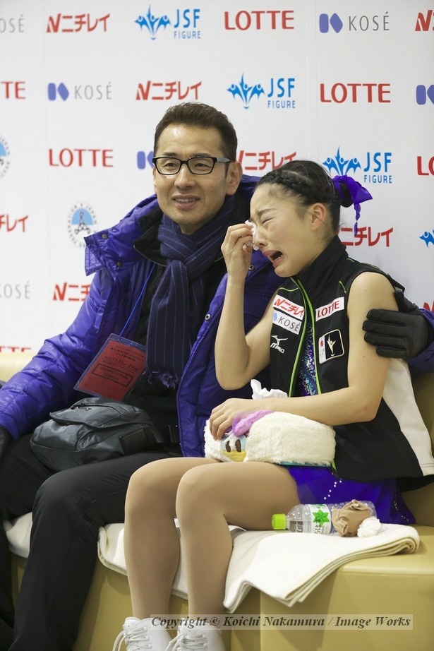 全日本ジュニア選手権にて。得点を見て感極まった樋口新葉。左は岡島コーチ