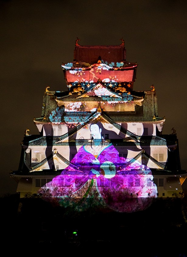天守閣に大写しになる淀君。大阪城の落城を悟るシーンだろうか