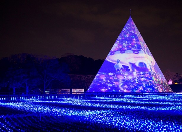 サンタのそりや天使、クリスマスプレゼントなどを音楽に合わせて映し出す「マッピング on the ピラミッドツリー」は光のクリスマスツリーだ