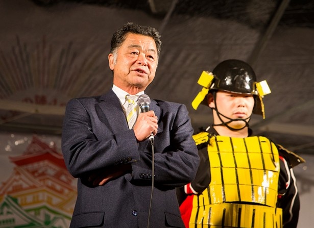 野球解説者で人気の川藤幸三さんも応援に駆けつけた。「大阪が日本の代表になるにはもっと大阪が熱くなるべき。来年80年を迎える阪神タイガースも優勝を！」とエールを贈る
