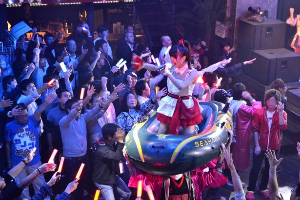 客席と一体となったパフォーマンスも地下アイドルのライブならではの魅力