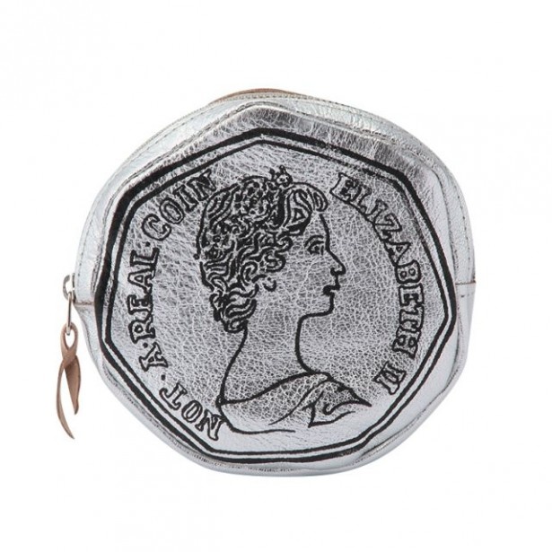 ザ・コンランショップのコインパース「COXCOMB COIN PURSE 50P SILVER」(8424円)は、イギリスの貨幣をモチーフにしたユニークなデザイン