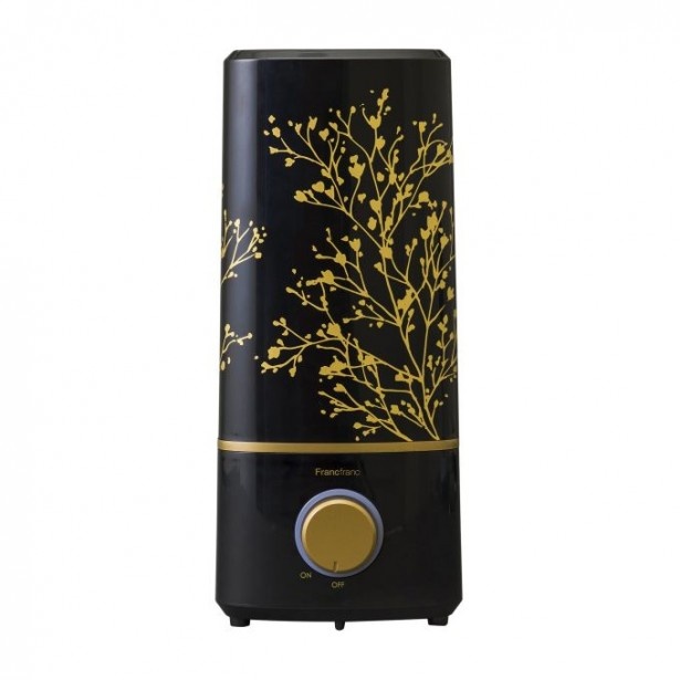 Francfrancのアロマ超音波加湿器「NOCE(ノーチェ)」(5800円)。「モダンブラック」は、ゴールドカラーの草木柄をあしらったシックなデザイン