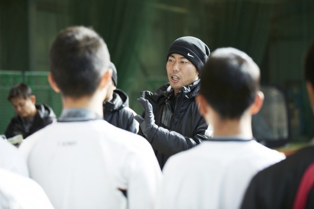 【写真を見る】ブルペンで中学生に言葉をかける上原選手。その眼差しは真剣そのもの！