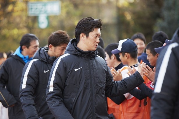 閉会後にコーチ全員が中学生とハイタッチや握手を交わした