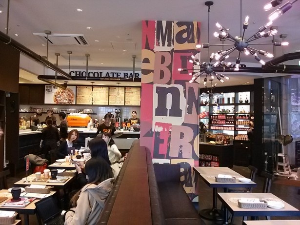 店内はチョコレートのテーマパークのよう