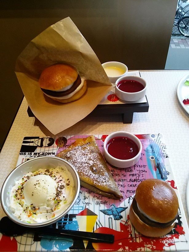 日本初登場！チョコレートバーガーやバナナへーゼルクレープなどが盛り合わさった「マックス キッズプレート」￥2800、