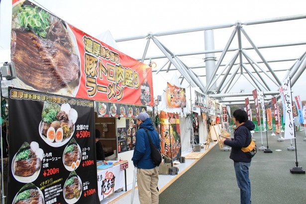 イベントスタート初日はあいにくの雨にもかかわらず、朝から熱心なラーメンファンが駆け付けた