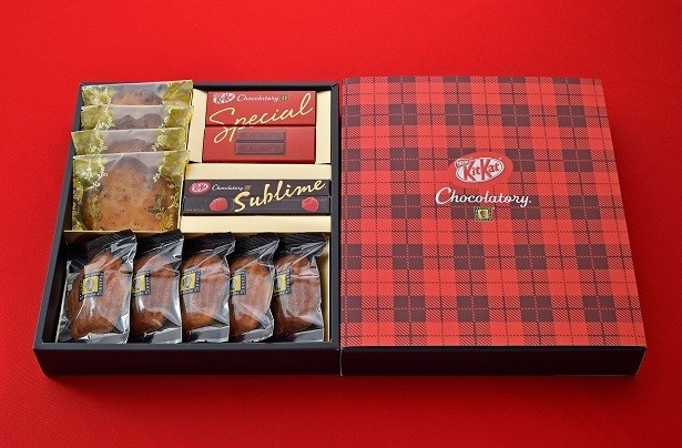 【写真を見る】キットカット ショコラトリーの人気商品も入った「キットカット ショコラトリー パティシエギフト」(税別4500円)