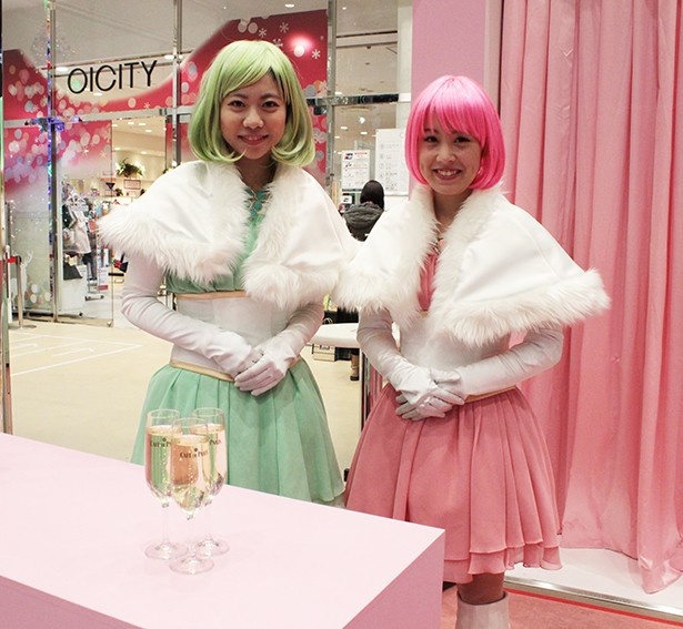 「カフェ・ド・パリ」をイメージした衣装でお出迎え