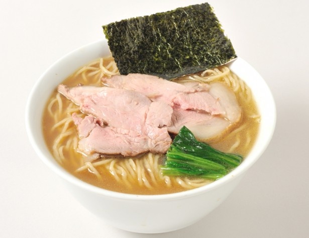 自慢の鶏白湯に生姜を効かせた極旨スープと、ぷりぷりの高加水ちぢれ麺が合う。柔らかいチャーシューをトッピング / 鶏白湯生姜肉中華(麺屋 音・東京都)
