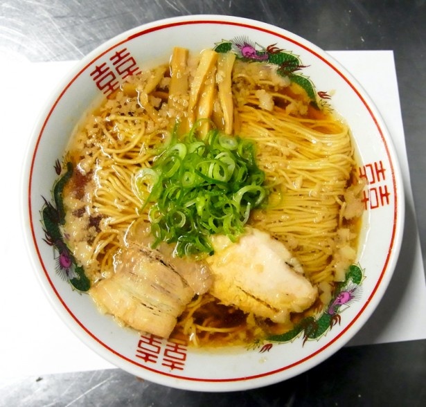 ラーメン激戦区、中野で不動の人気を誇る店。トッピングのチャーシューは豚と鶏の二種類 / 豚鶏煮干しラーメン(肉煮干し中華そば さいころ・東京都)