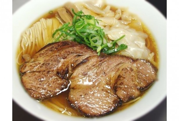 ショウガを効かせた肉ワンタンと炙りチャーシューが食欲をそそる。醤油「本膳」を使い、鶏ガラと魚介で作ったスープが自慢 / 炙りチャーシュー入り肉ワンタンメン(麺や食堂・神奈川県)