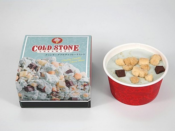 【写真を見る】コールド・ストーンの新作カップアイスも登場！「チャンキー ダブルチョコレートミント」(388円)は、ザクザクとした食感が楽しい1品
