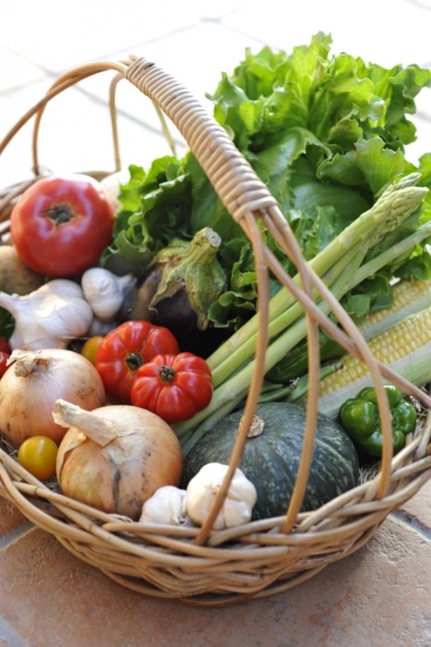 「Gardens Marche(ガーデンズマルシェ)」では、新鮮な産直野菜に加え、こだわりの食器や雑貨も扱う
