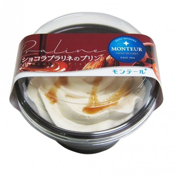 「ショコラプラリネのプリン」(希望小売価格216円)は、低温殺菌牛乳で作ったアーモンドプラリネ入りチョコプリンの上に、アーモンドプラリネのホイップクリームとペーストを載せている