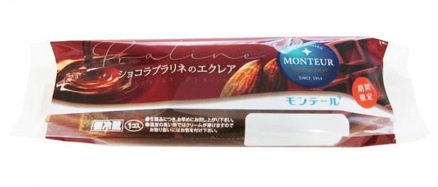 「ショコラプラリネのエクレア」(希望小売価格129円)は、生地の中にホイップ＆チョコアーモンドプラリネクリームと、チョコアーモンドプラリネのクリームを詰め、チョコでコーティング