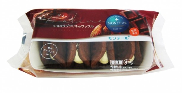 「ショコラプラリネのワッフル」(2個入り希望小売価格129円・ 4個入り同237円、全国で1月31日まで販売)は、ホイップとカスタード、アーモンドプラリネペーストなどをワッフルで包んでいる
