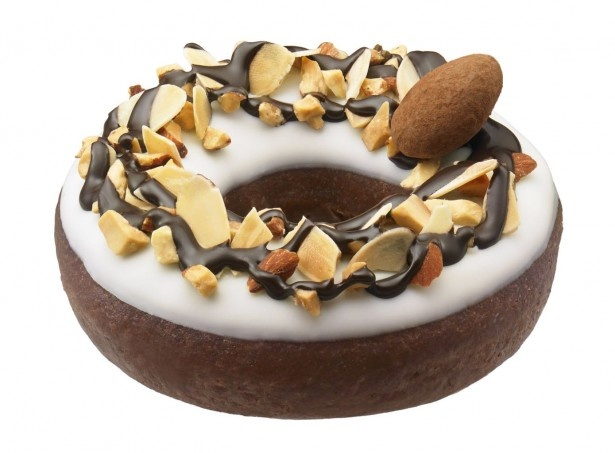 「ソルティ ア―モンド チョコレート」(230円)は、2種のアーモンドの味や食感を楽しめるナッツ好きにはたまらないドーナツ