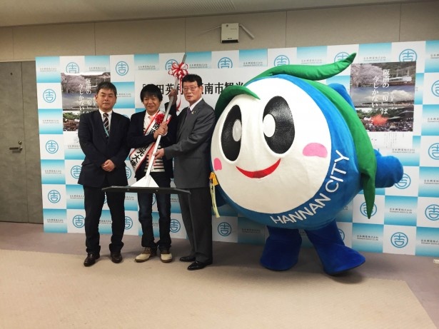 左から戸田副社長、星田、福山市長、はなてぃ。手には阪南市の特産品であるグラウンド整備用のトンボが