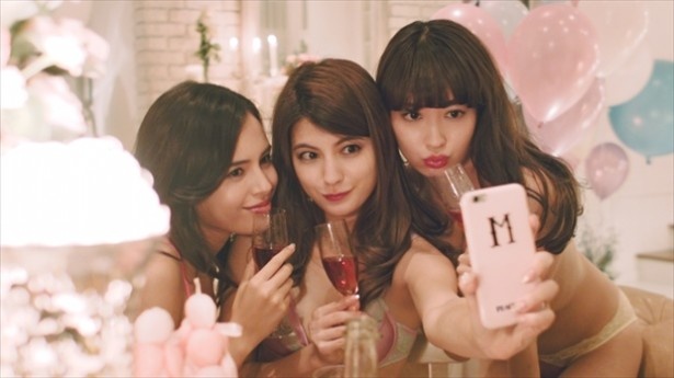 AKB48小嶋陽菜を起用したセクシーな“セルフィームービー”第2弾が公開された
