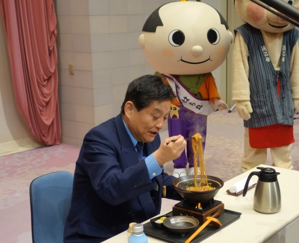 名古屋コーチン 釜玉ラーメンを試食する河村市長