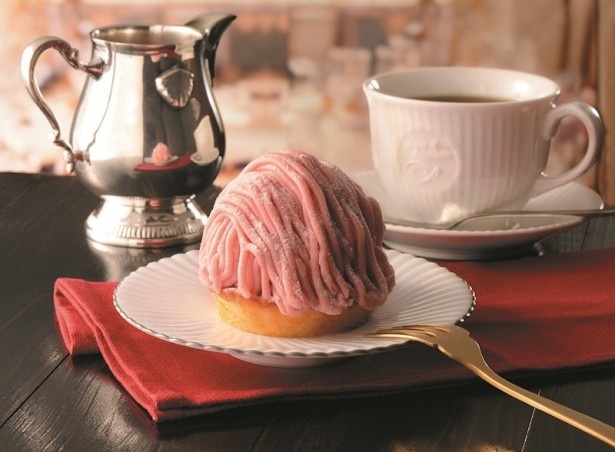 色鮮やかなイチゴクリームがかわいい！「苺のモンブラン」(390円)はこの季節だけのデザートメニュー