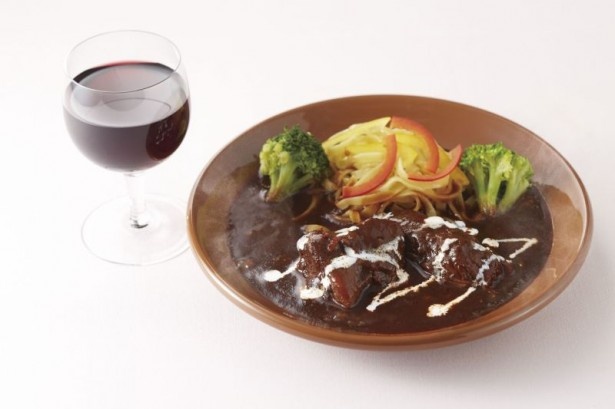 “絶品ビーフセレクション”では上品な味わいの「牛肉ほろほろ赤ワイン煮込み　生パスタ添え」(税抜1299円)が登場
