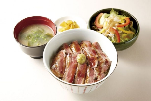 「サーロインのステーキ丼膳　みそ汁・サラダ・漬物つき」(税抜1399円)はバランス良く食べられ、女性にもうれしい1品