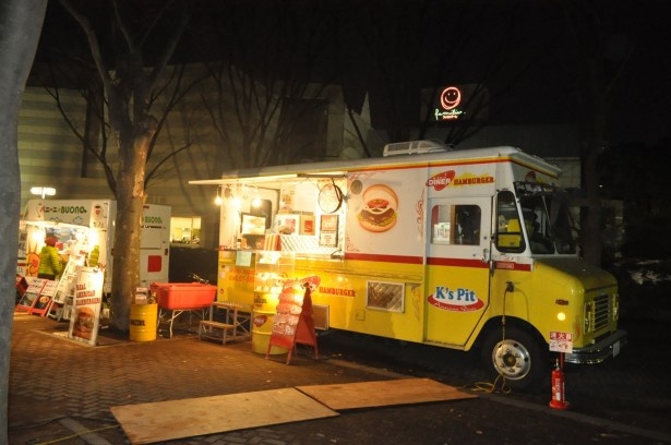 カフェバスは15時～20時30分まで営業。「BBQバーガー」(600円)など食事も楽しめる