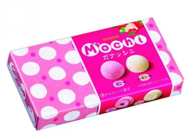 【写真を見る】もちもちとした食感が楽しい「Mochiガナッシュ」(希望小売価格・税抜300円)。やわらかな餅の中から、なめらかなガナッシュとソースがとろりと顔を出す