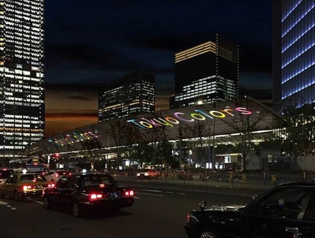 【写真を見る】東京駅八重洲口のグランルーフを彩る「Tokyo Colors.」が、開業100周年を記念して特別な演出を実施