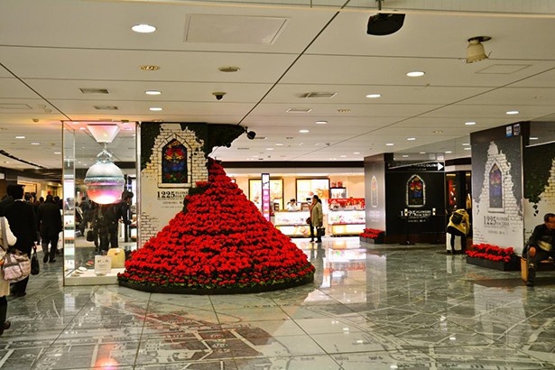 12月25日(木)まで、東京駅構内の銀の鈴広場には、1225鉢のベゴニアの生花で飾られたクリスマスツリーが設置されている