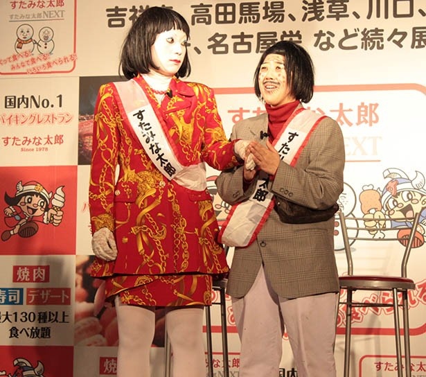 【写真を見る】「いいじゃないの～」と日本エレキテル連合は定番のネタをいきなり披露した