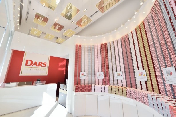 1箱800円の高級「DARS」が並ぶ！表参道に期間限定店が登場