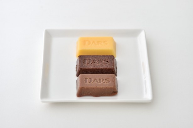 “プレミアムDARS スイーツ”の1つ「DARSのテリーヌショコラ セット」(1200円)。「DARS」に卵と油脂を加え、湯煎で焼き上げた菓子。ミルク・ビター・ホワイトの3個入り